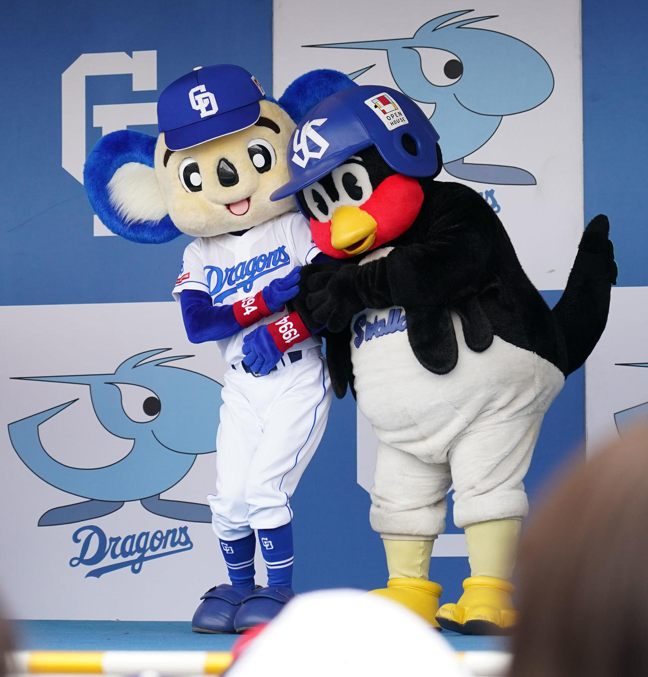 2024年5月　試合前、ファンを楽しませる（左から）ドアラ、つば九郎