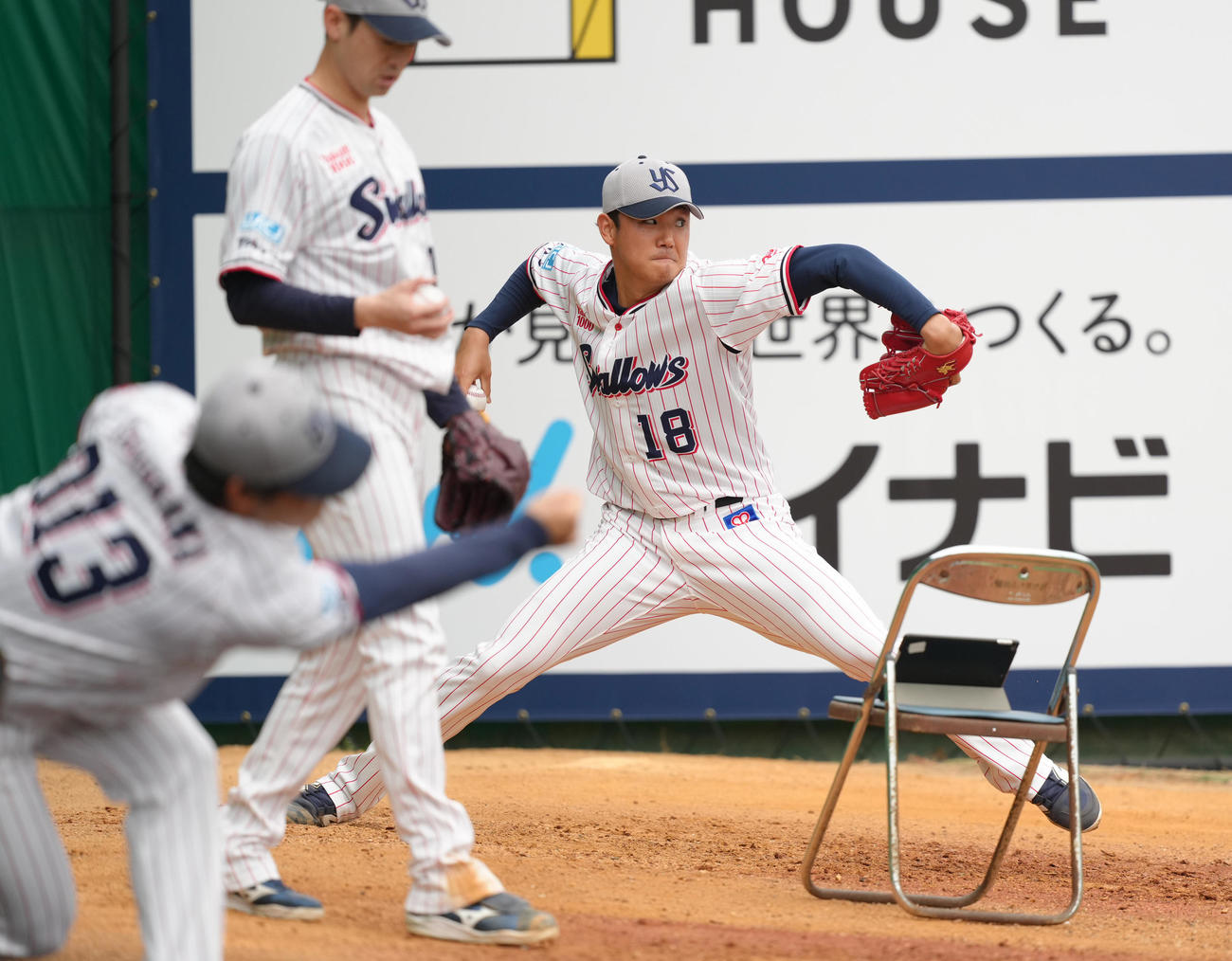 ブルペン投球するヤクルト奥川（右）（撮影・足立雅史）