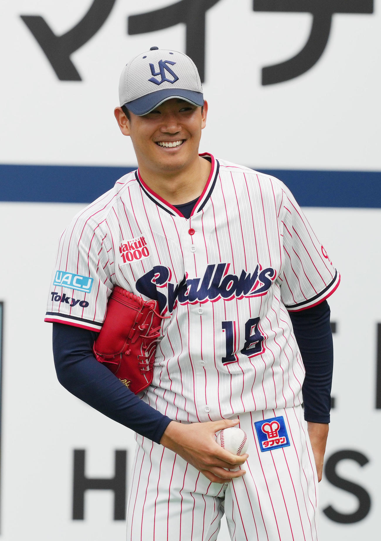 ブルペンでの投球を終え、笑顔を見せるヤクルト奥川（撮影・足立雅史）