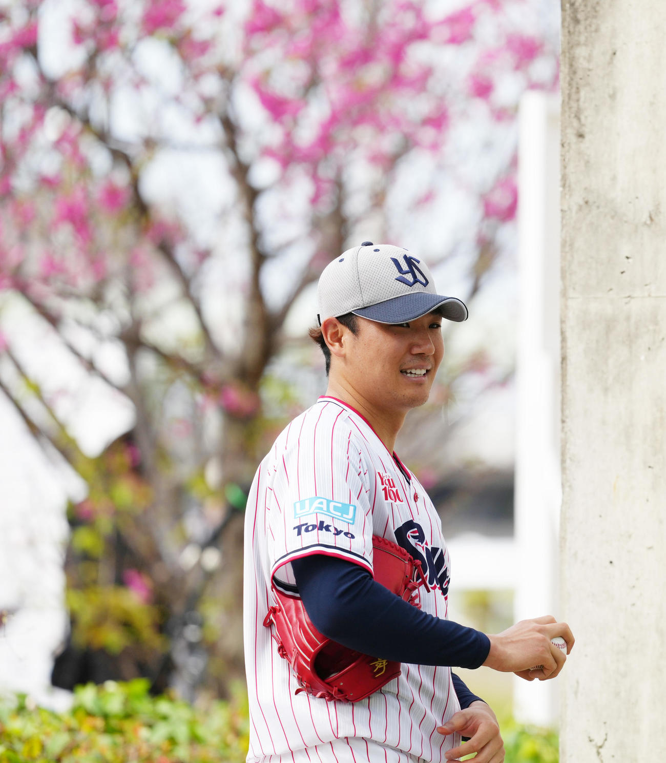 ブルペンでの投球を終え、笑顔を見せるヤクルト奥川（撮影・足立雅史）
