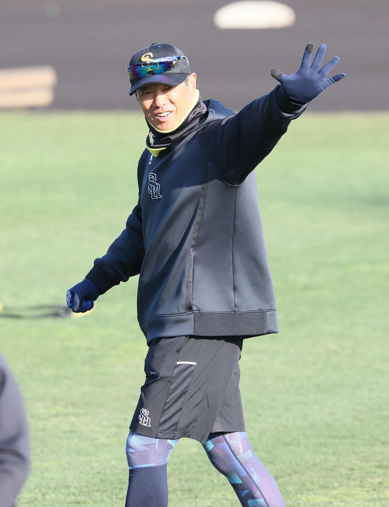 練習前、ナインに声をかける小久保監督（撮影・梅根麻紀）