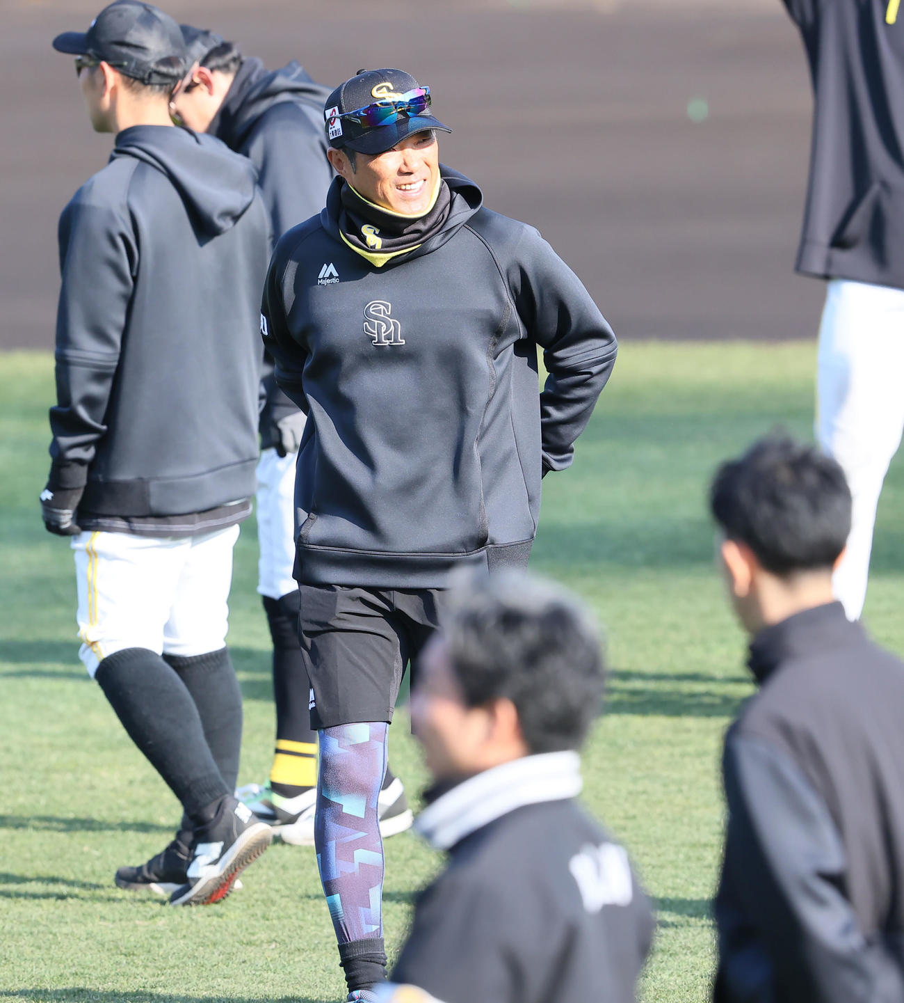 練習前、ナインに声をかける小久保監督（撮影・梅根麻紀）