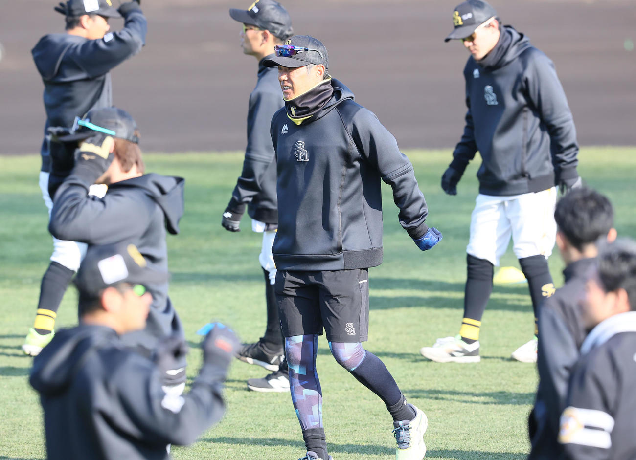 練習前、ナインに声をかける小久保監督（撮影・梅根麻紀）