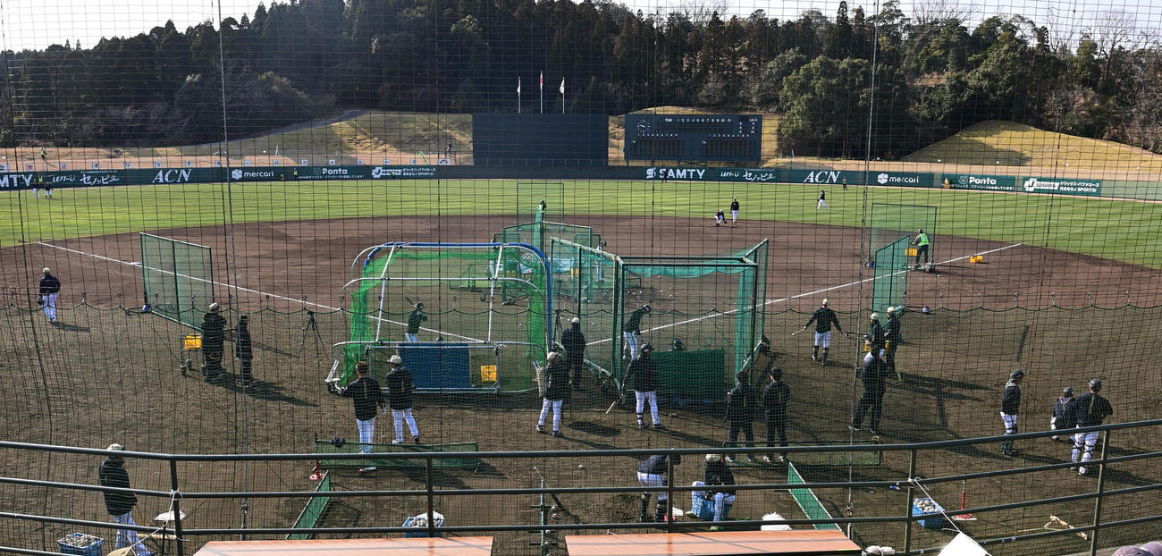 練習するオリックスの選手ら（撮影・和賀正仁）