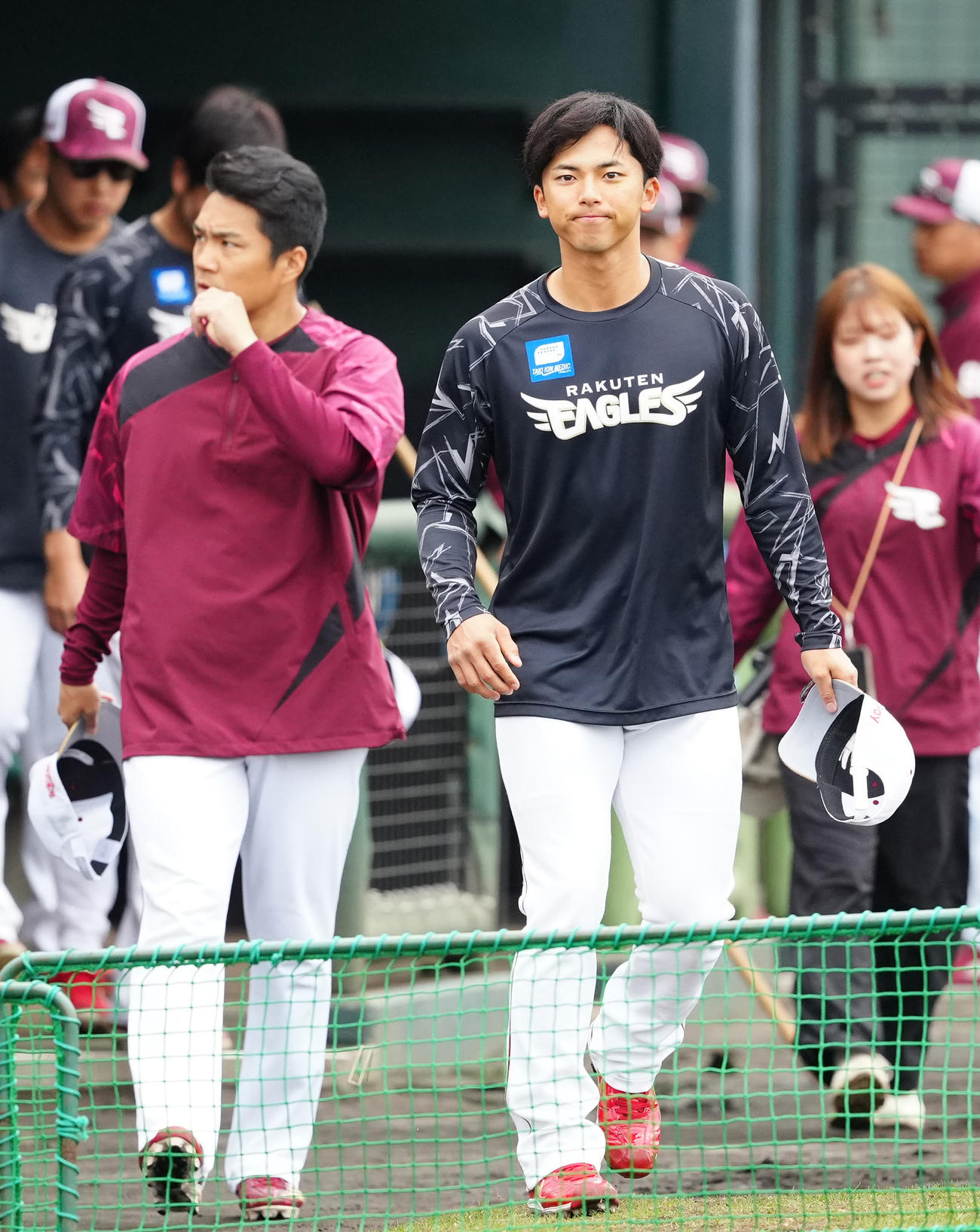 楽天対阪神　試合前、ウオーミングアップに向かう楽天宗山（右）と則本（撮影・江口和貴）