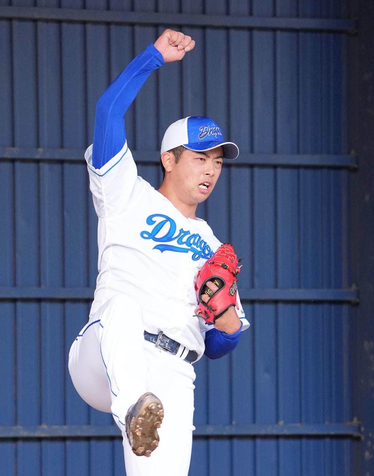 ブルペンで投球練習をする松山（撮影・森本幸一）