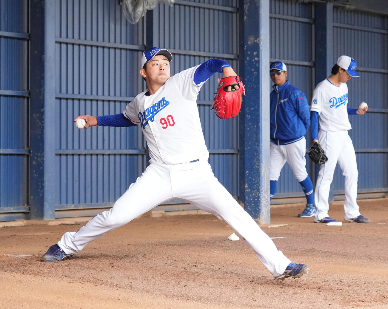 ブルペンで投球練習をする松山（左）（撮影・森本幸一）