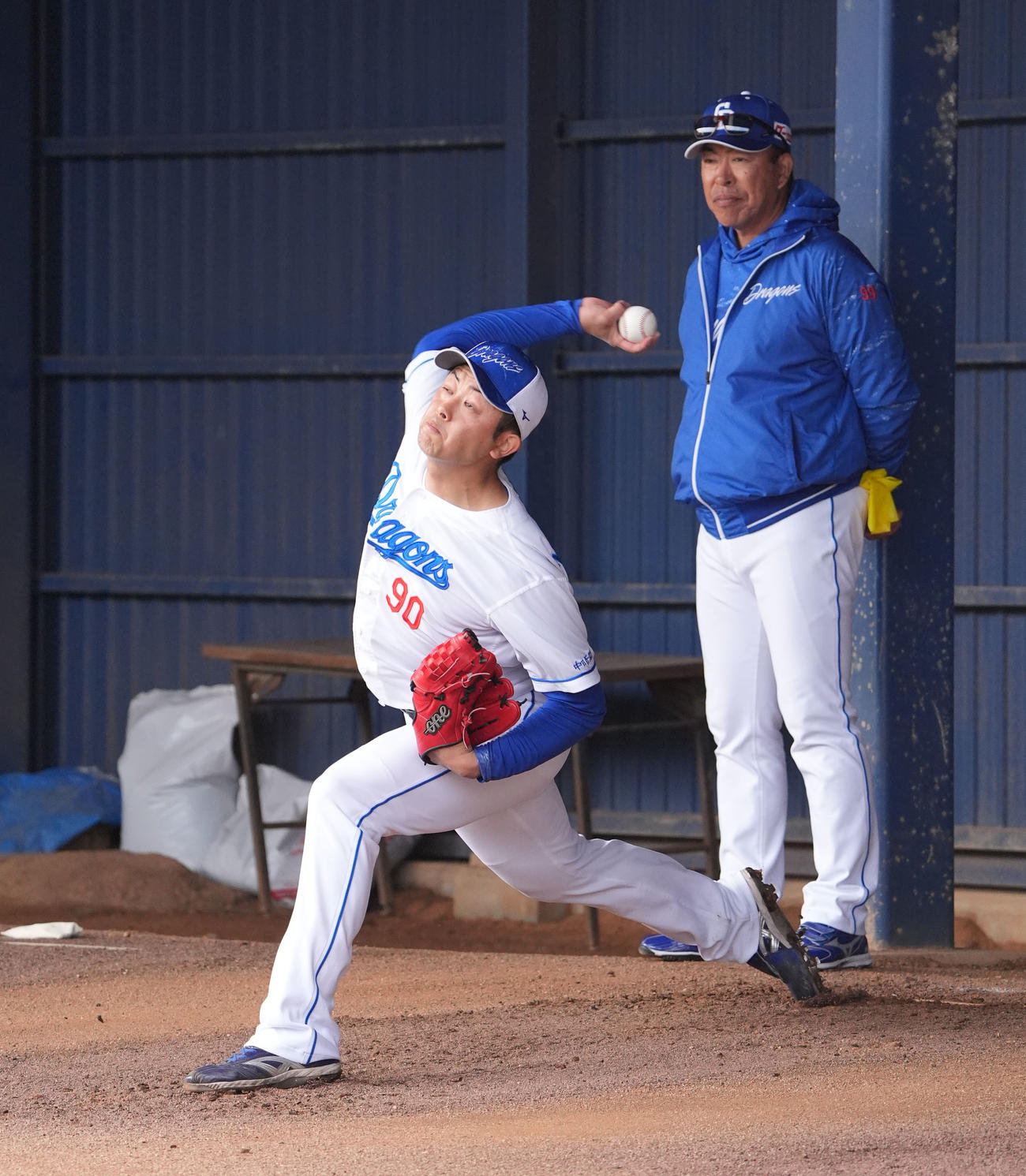 ブルペンで投球練習をする松山（左）右は井上監督（撮影・森本幸一）