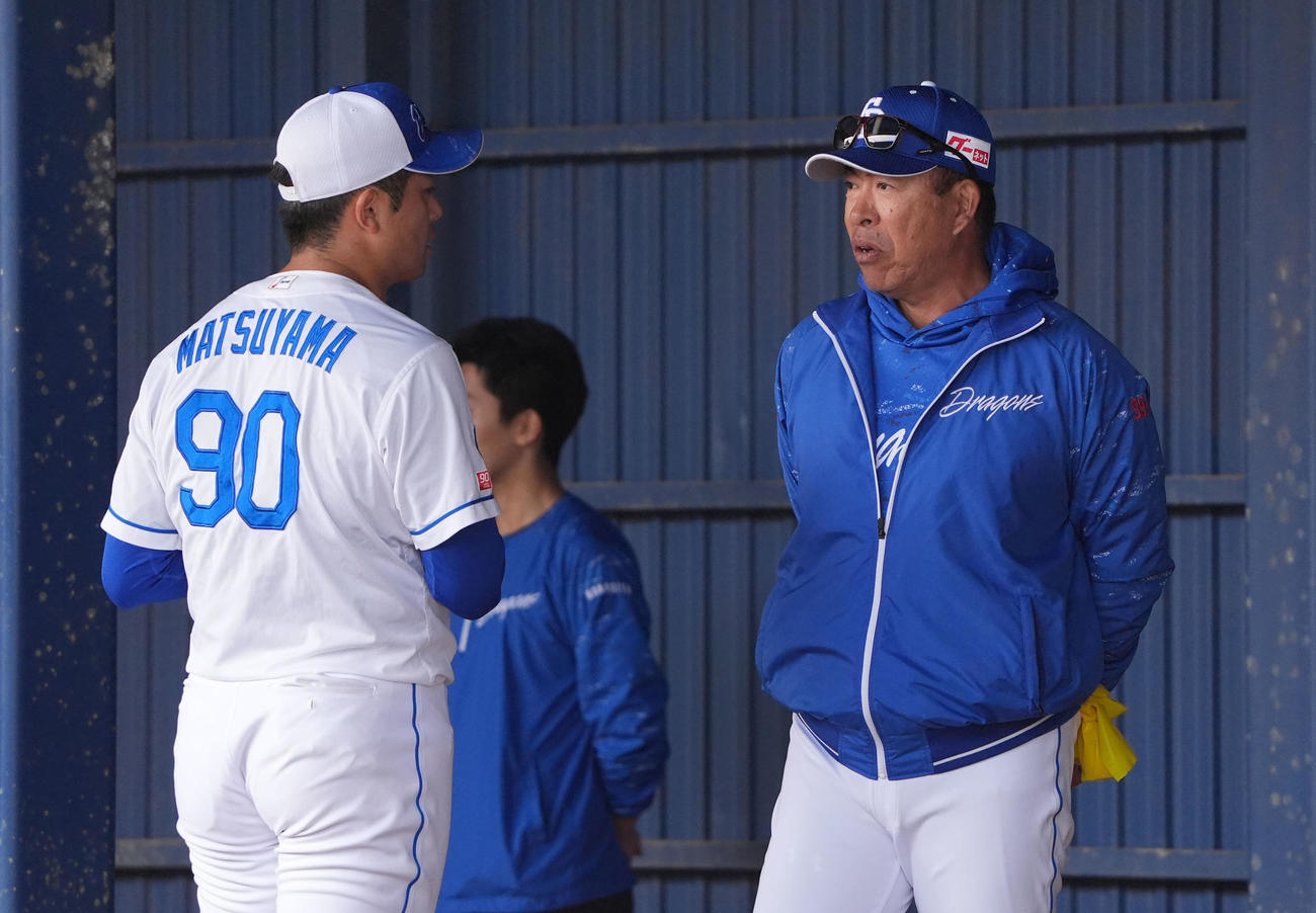ブルペンで投球練習をする松山と言葉を交わす井上監督（右）（撮影・森本幸一）