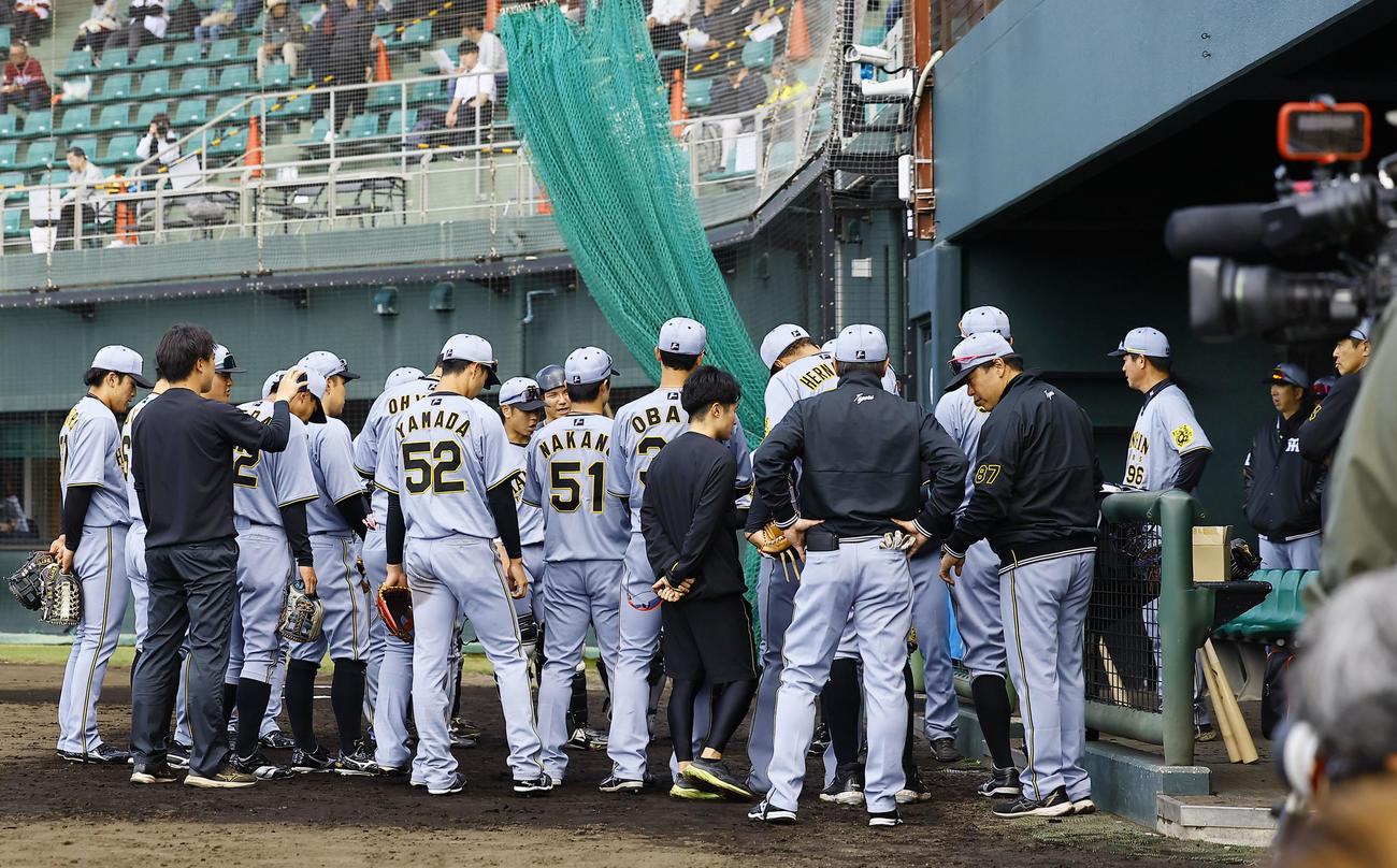 楽天対阪神　試合前の円陣を組む版ナイン。右端は藤川監督（撮影・藤尾明華）
