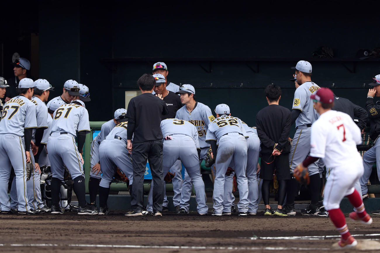 楽天対阪神　中野（中央）の声出しで楽天戦に臨む阪神ナイン（撮影・前田充）