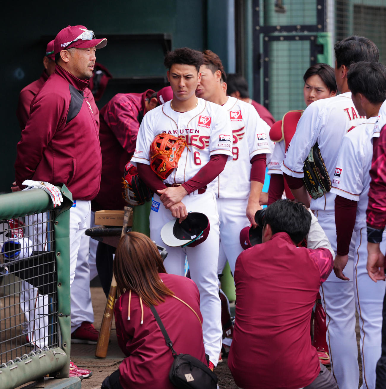 楽天対阪神　試合前の円陣で選手たちに訓示する楽天三木監督（左端）（撮影・江口和貴）