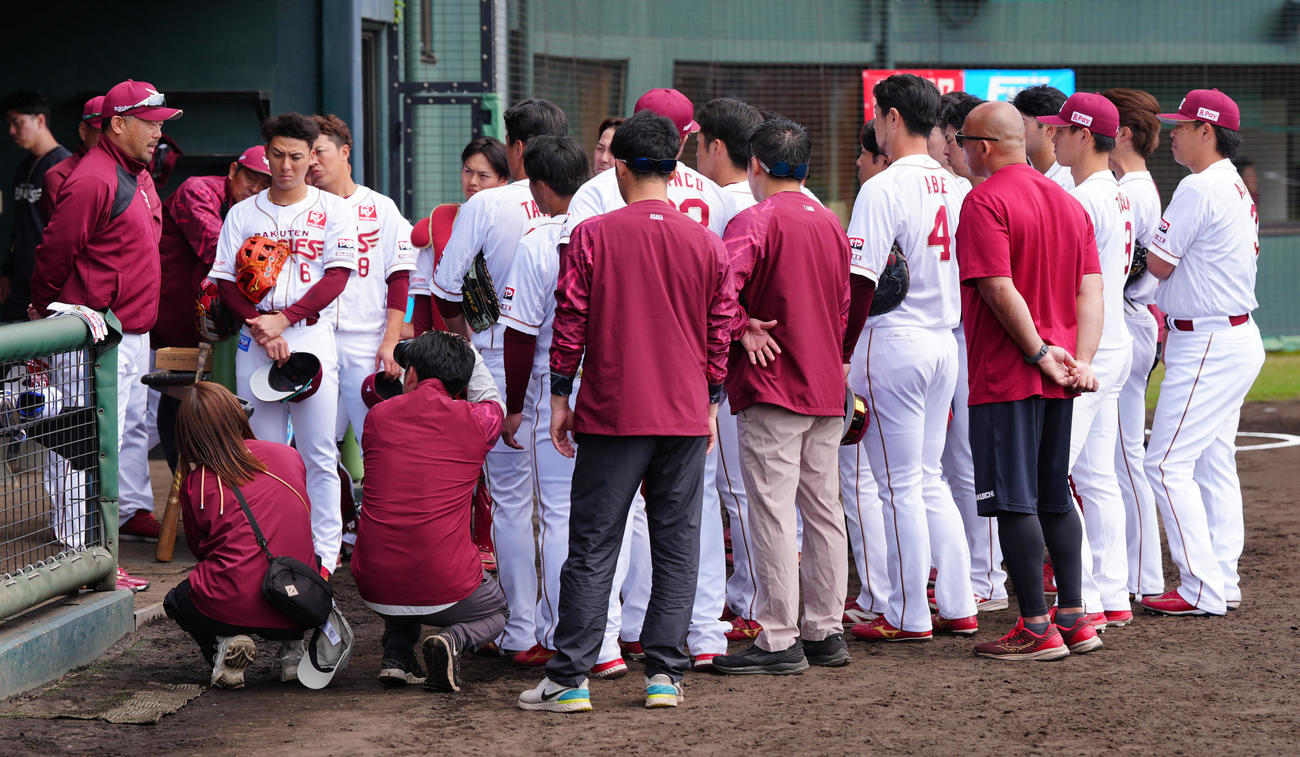 楽天対阪神　試合前の円陣で選手たちに訓示する楽天三木監督（左端）（撮影・江口和貴）