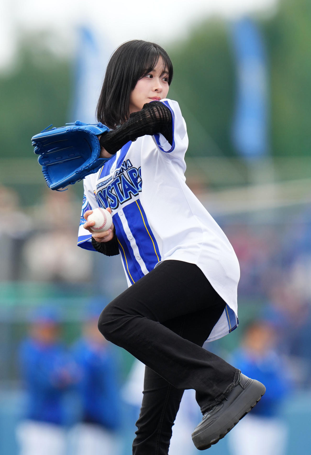 DeNA対巨人　セレモニアルピッチで投球する金子みゆ（撮影・横山健太）