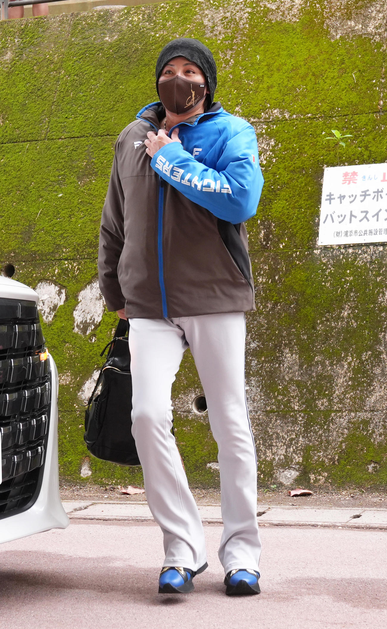 球場入りする日本ハム新庄監督（撮影・足立雅史）