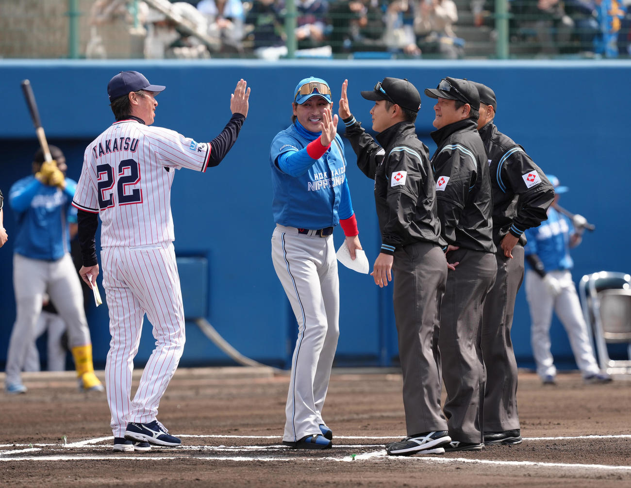 ヤクルト対日本ハム　試合前、ハイタッチを交わすヤクルト高津監督（左）と日本ハム新庄監督と審判団（撮影・足立雅史）