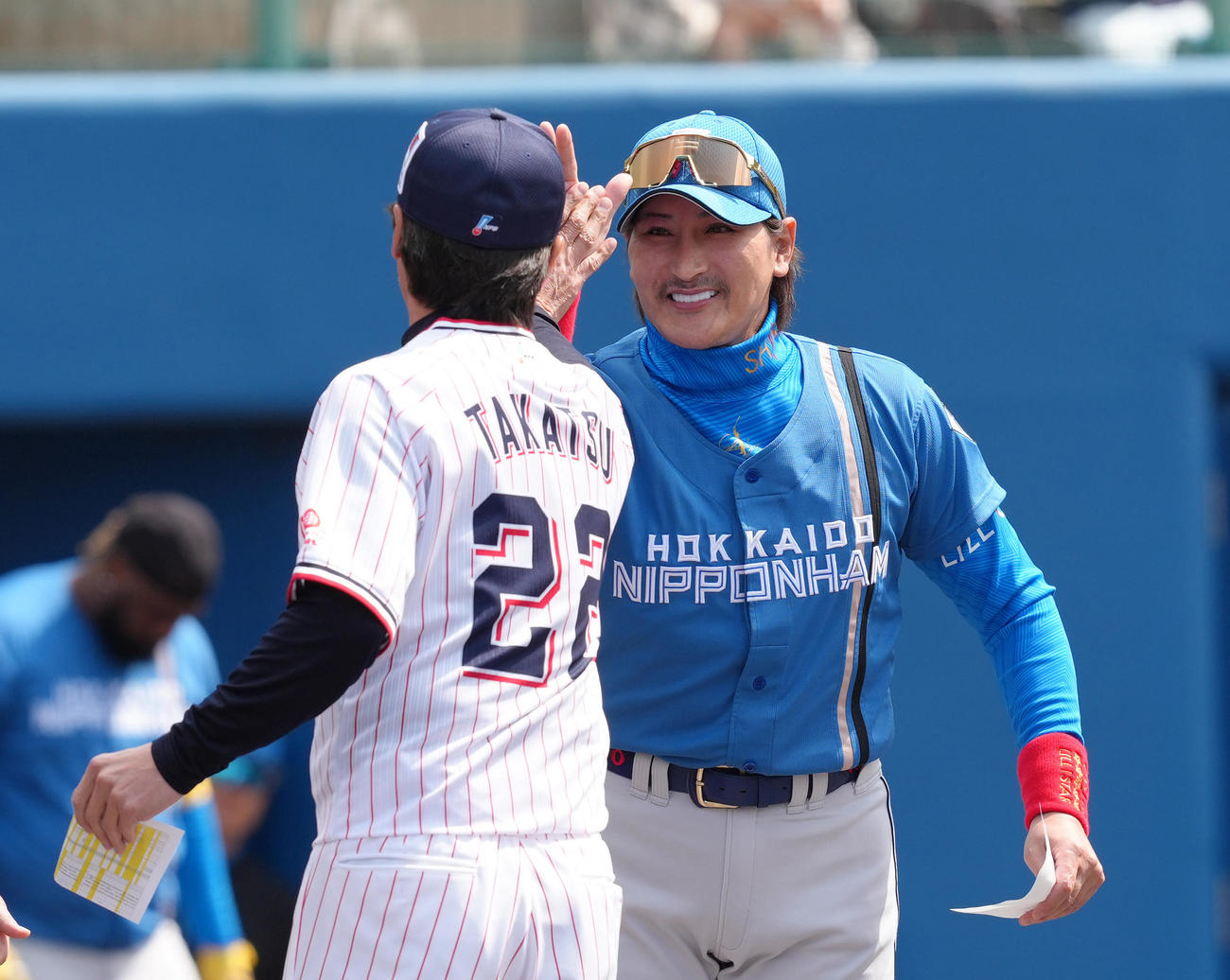 ヤクルト対日本ハム　試合前、ハイタッチを交わすヤクルト高津監督（左）と日本ハム新庄監督（撮影・足立雅史）