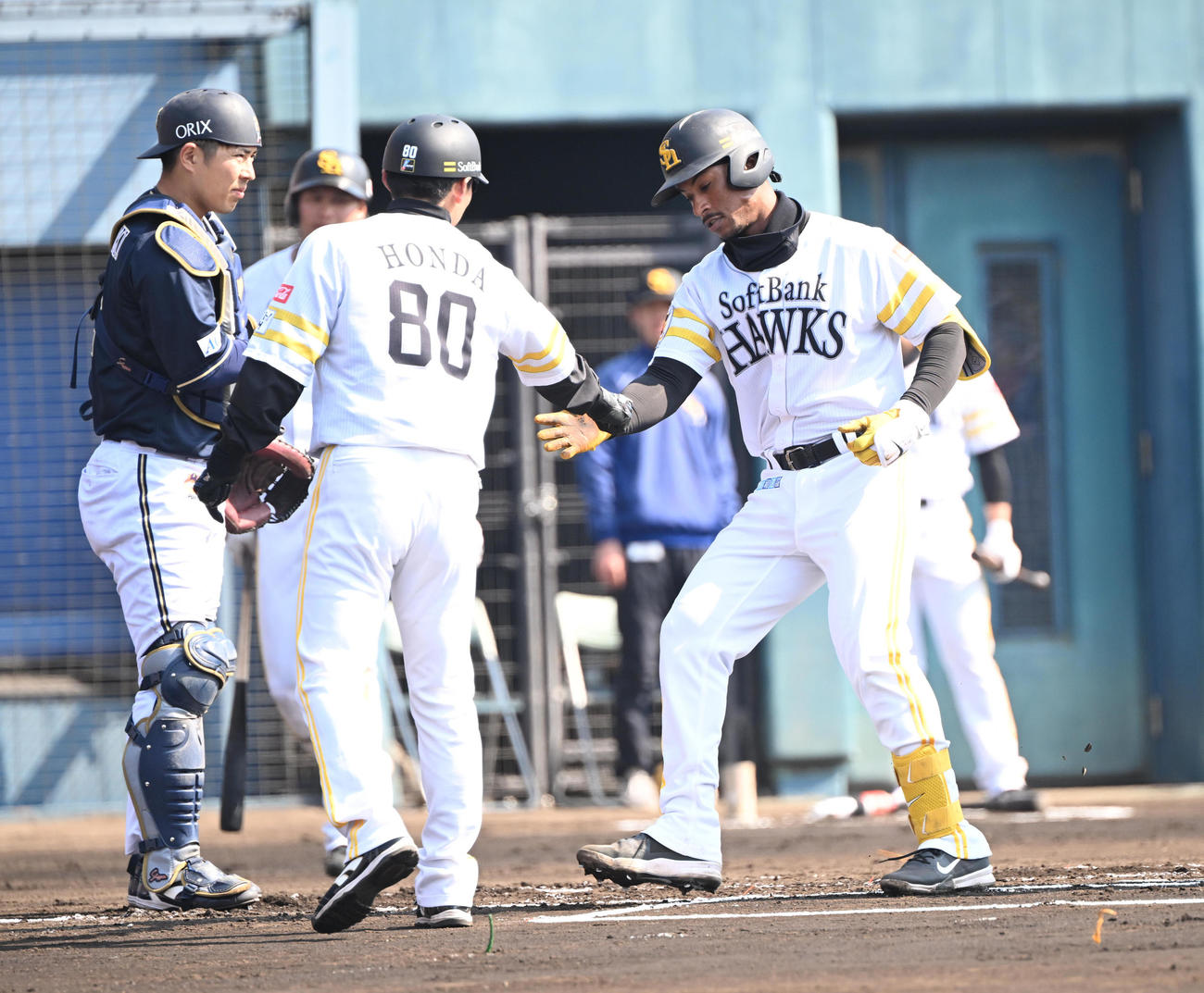 フトバンク対オリックス　1回裏ソフトバンク無死、ダウンズは左越え本塁打を放ち生還する（撮影・和賀正仁）