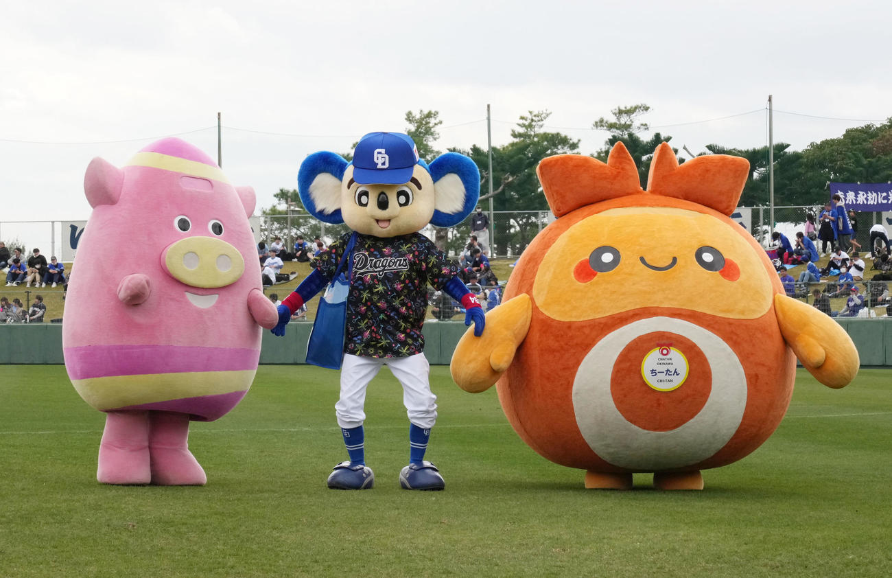 中日対ロッテ　グラウンドに登場した、左からよみとん、ドアラ、ちーたん（撮影・森本幸一）