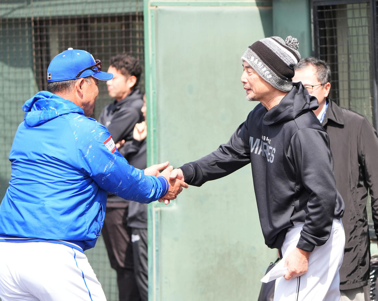 中日対ロッテ　試合前、握手を交わす中日井上監督（左）とロッテ吉井監督（撮影・森本幸一）