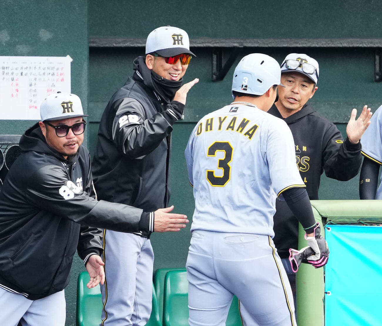 楽天対阪神　3回表阪神2死一、二塁、前川の3点本塁打で生還した大山（中央右）を笑顔で迎える藤川監督（同左）（撮影・江口和貴）