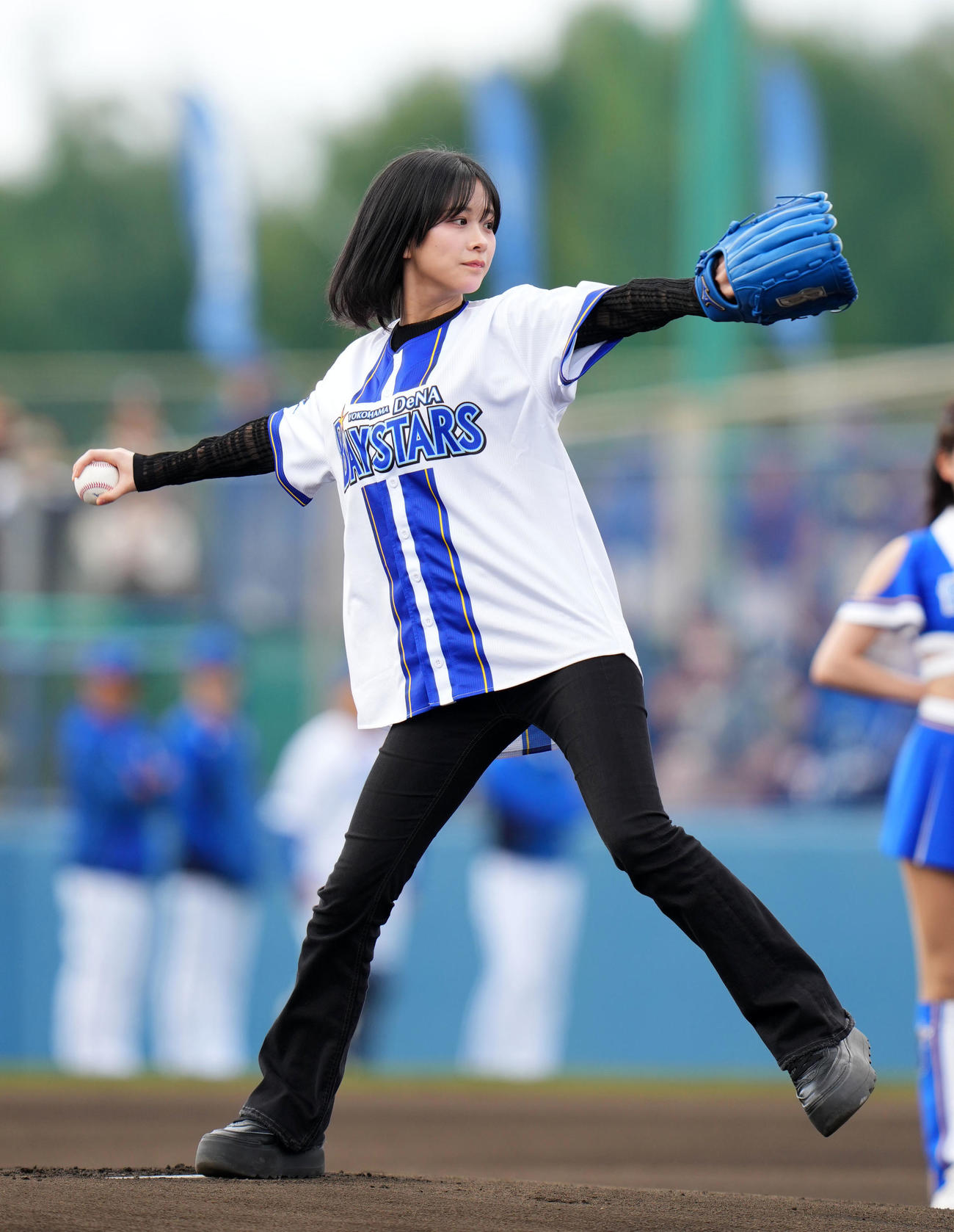 DeNA対巨人　セレモニアルピッチをする金子みゆ（撮影・横山健太）