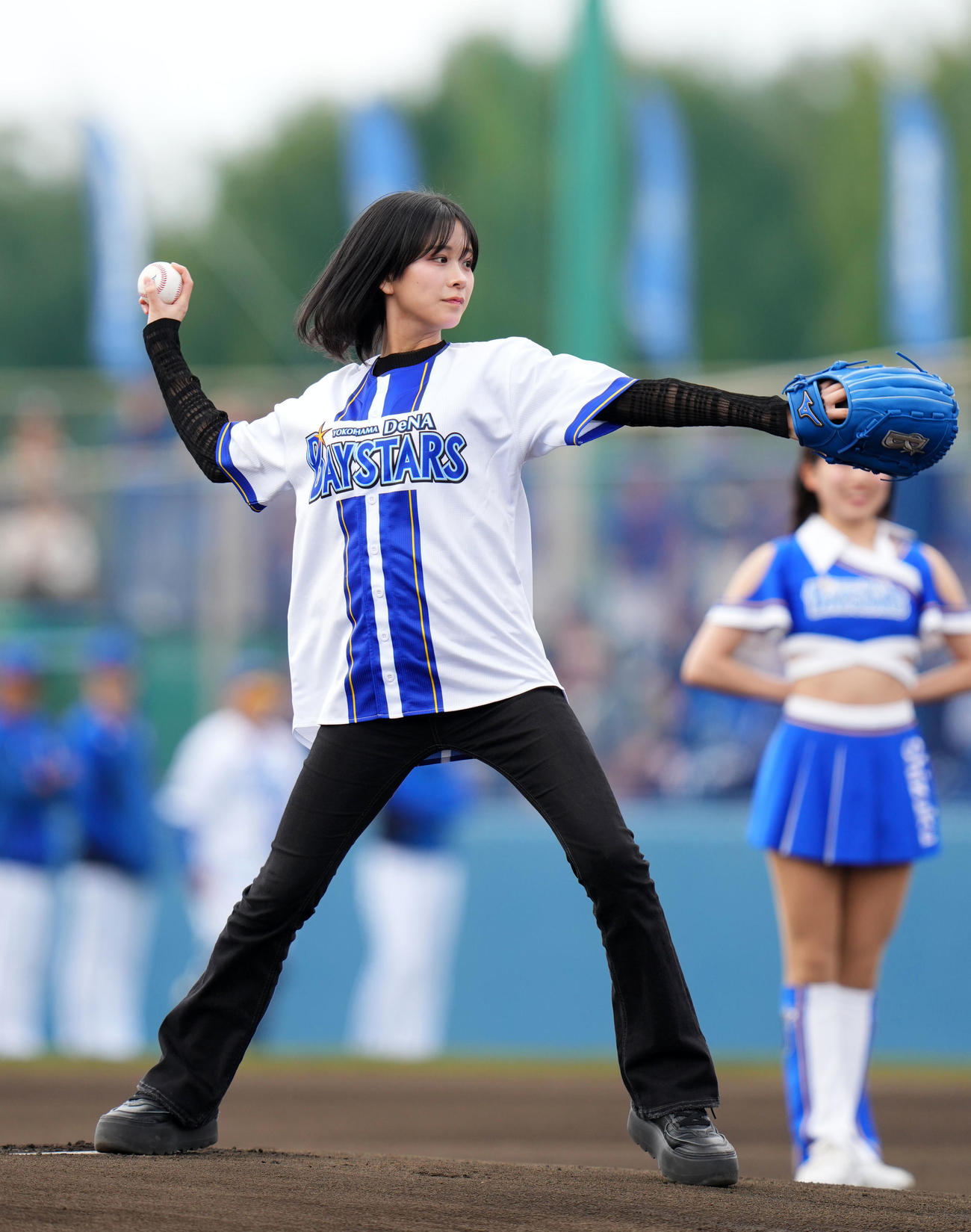 DeNA対巨人　セレモニアルピッチをする金子みゆ（撮影・横山健太）