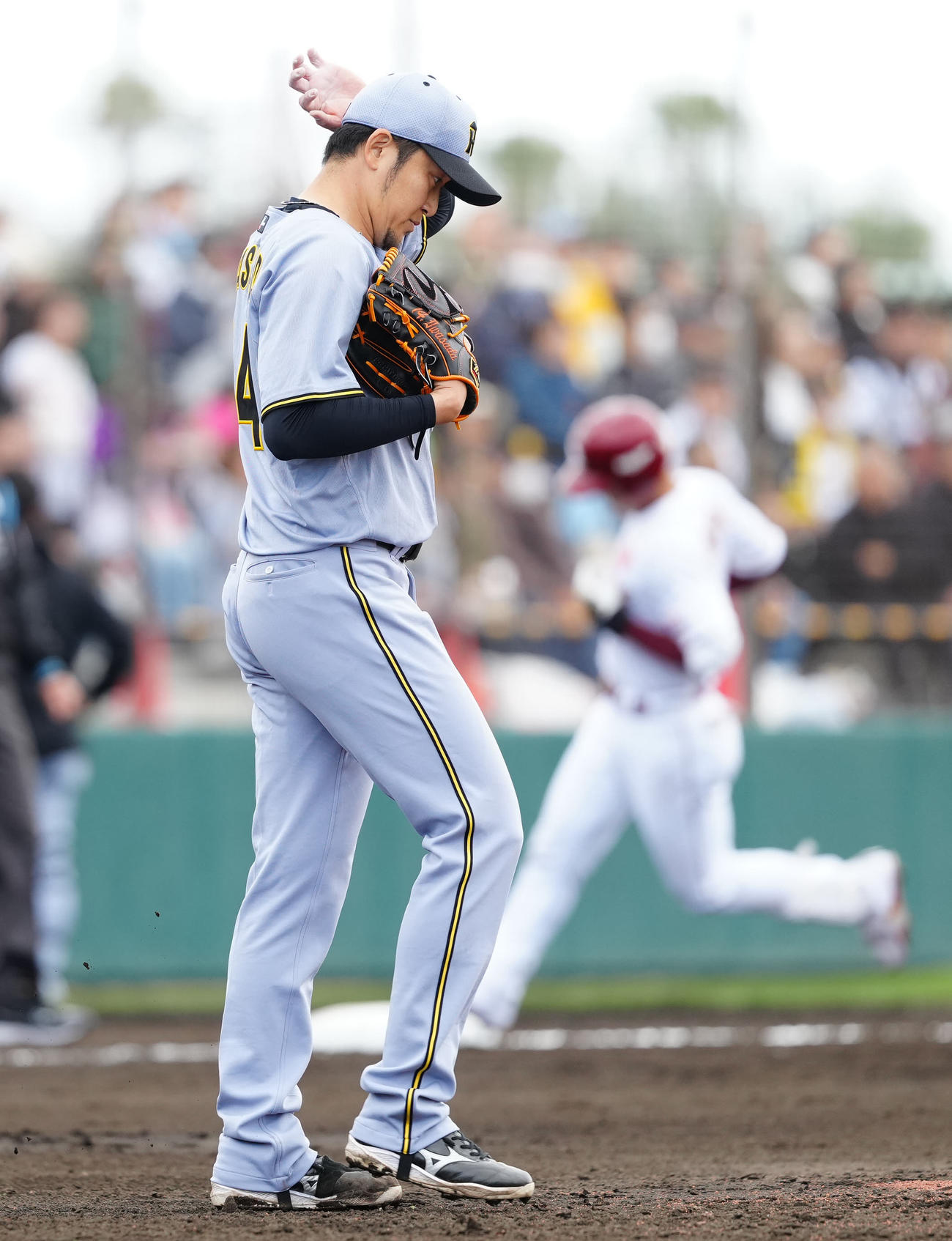 楽天対阪神　4回裏楽天1死一、二塁、村林（後方）に3点本塁打を浴びる岩貞（撮影・江口和貴）