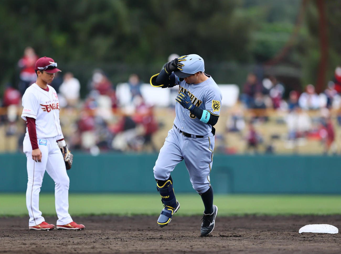 楽天対阪神　5回表阪神無死、右中間に本塁打を放ち二塁を回る佐藤輝。左は宗山（撮影・藤尾明華）
