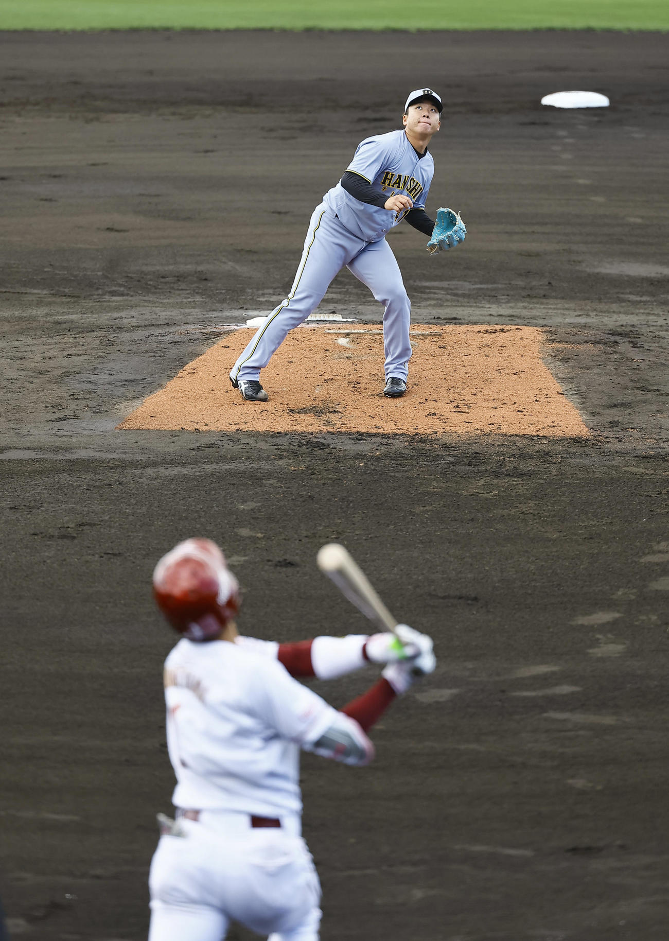 楽天対阪神　1回裏楽天1死、宗山を左飛に打ち取る村上（撮影・藤尾明華）