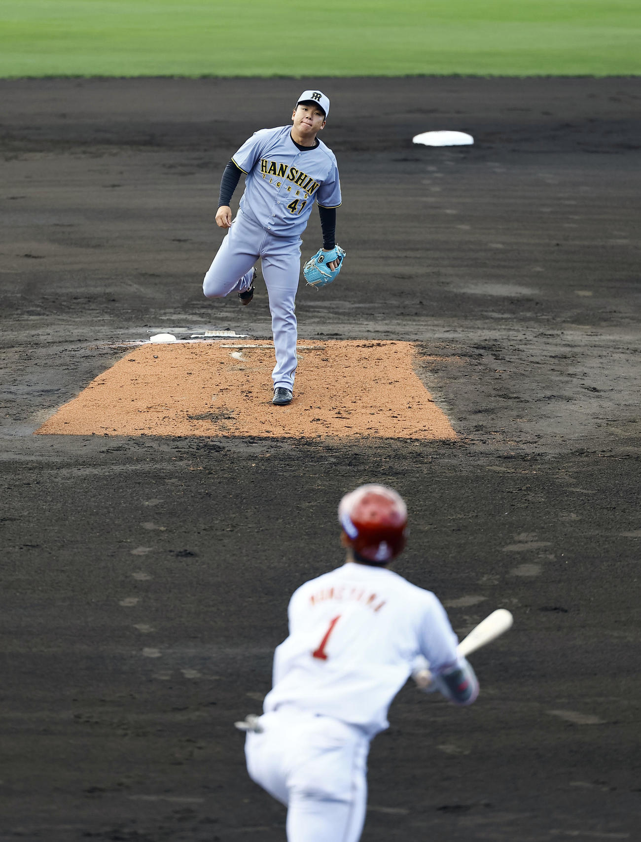 楽天対阪神　1回裏楽天1死、宗山を左飛に打ち取る村上（撮影・藤尾明華）