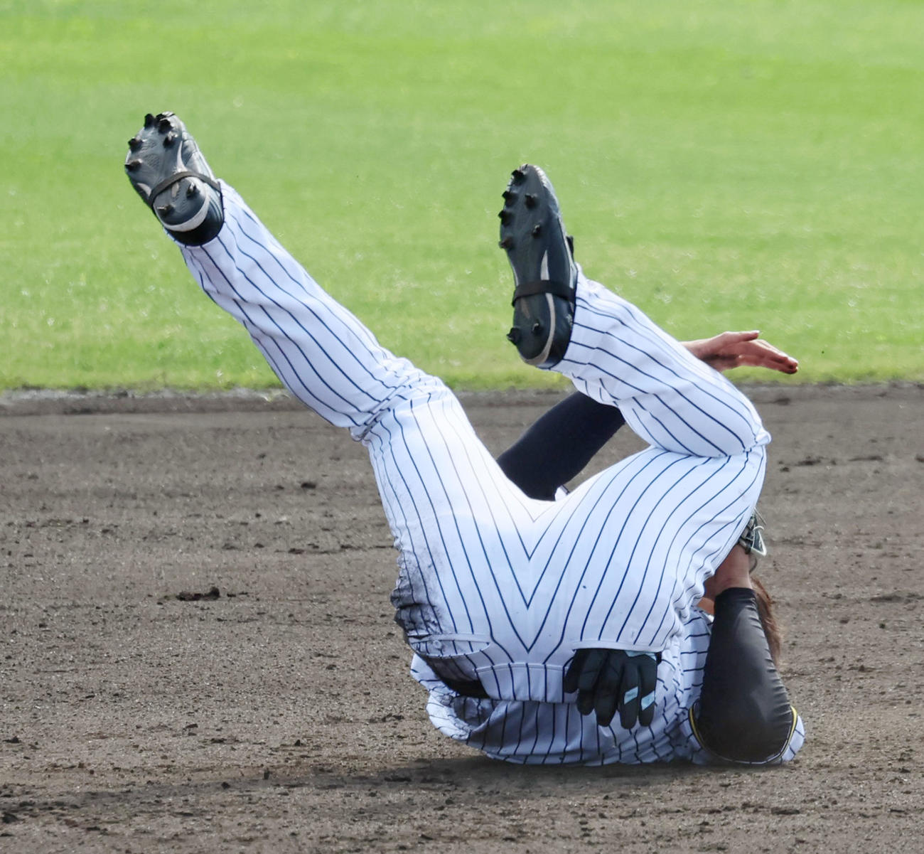阪神対ハンファ　7回表ハンファ1死二塁、戸井は湯浅からのけん制球を捕球出来ず着地した際に左足をひねって担架に乗って負傷交代する（撮影・加藤哉）