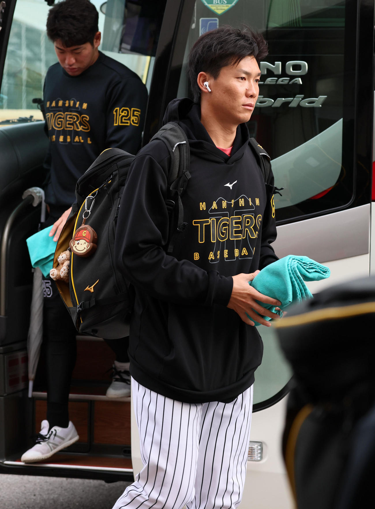 阪神対ハンファ　球場に到着した湯浅（撮影・加藤哉）
