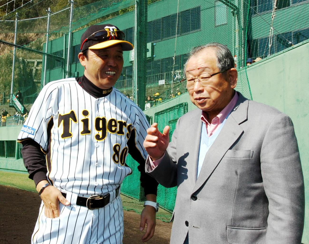 08年、安芸キャンプで吉田義男氏（右）と話し合う岡田監督