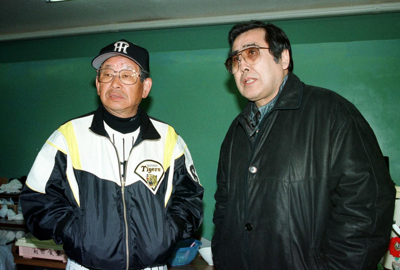 97年、安芸キャンプで吉田義男監督（左）と村山実氏