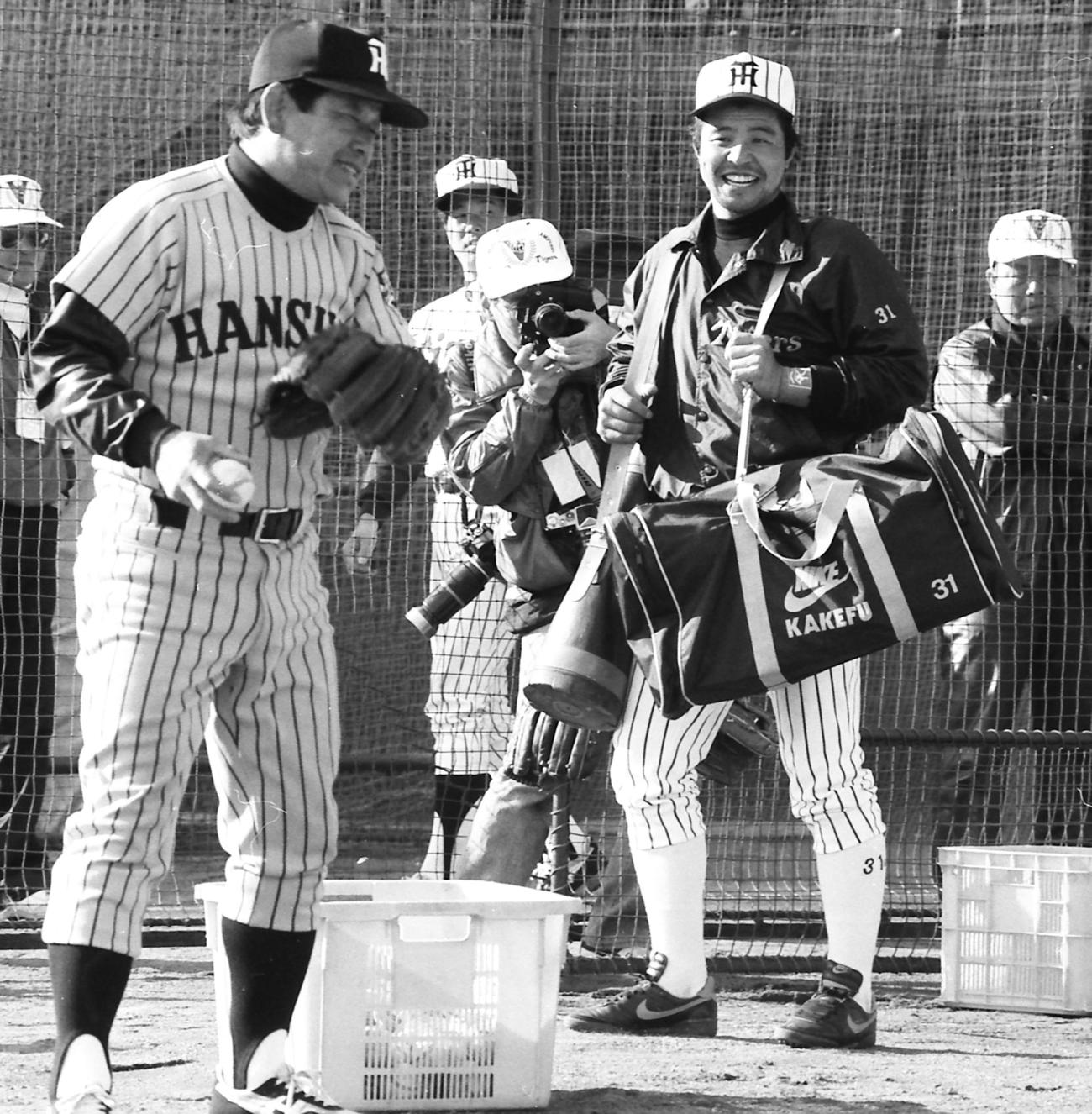 86年、吉田義男監督（左）に笑顔を見せる掛布雅之