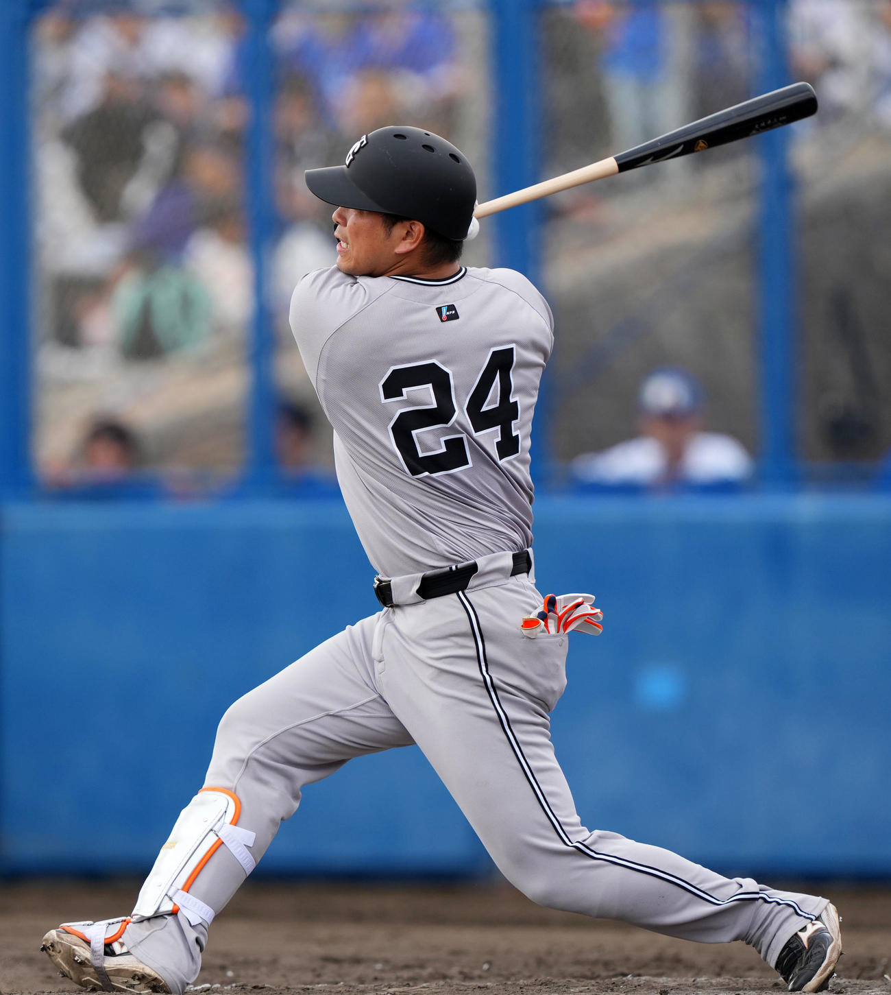 DeNA対巨人　8回表巨人2死一、二塁、右越え3点本塁打を放つ大城（撮影・横山健太）