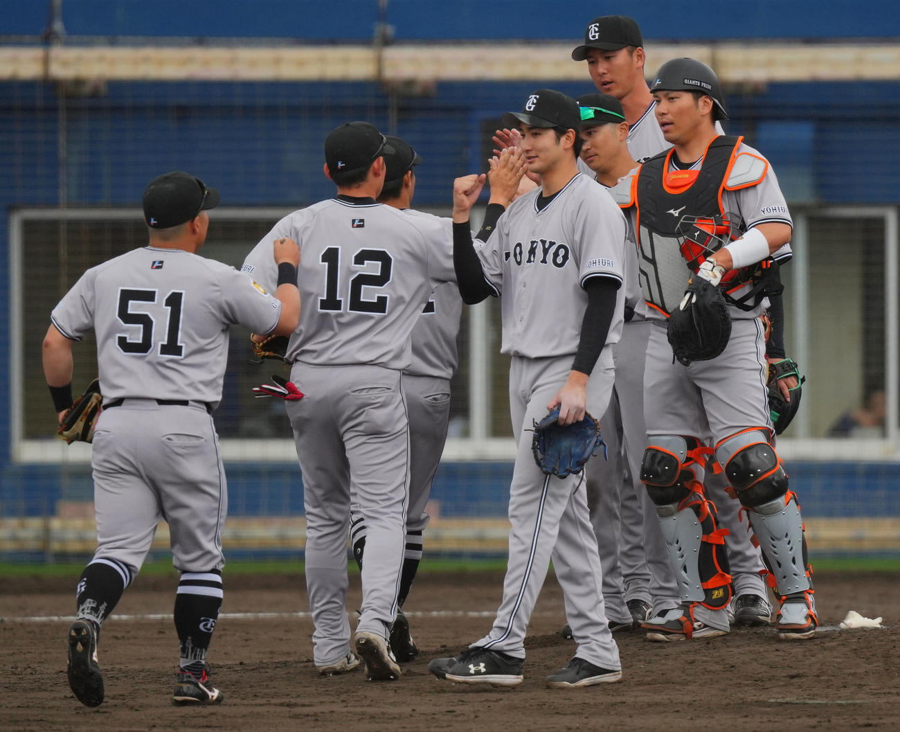 DeNA対巨人　DeNAに勝利しナインとタッチを交わす大城（右）ら巨人ナイン（撮影・垰建太）