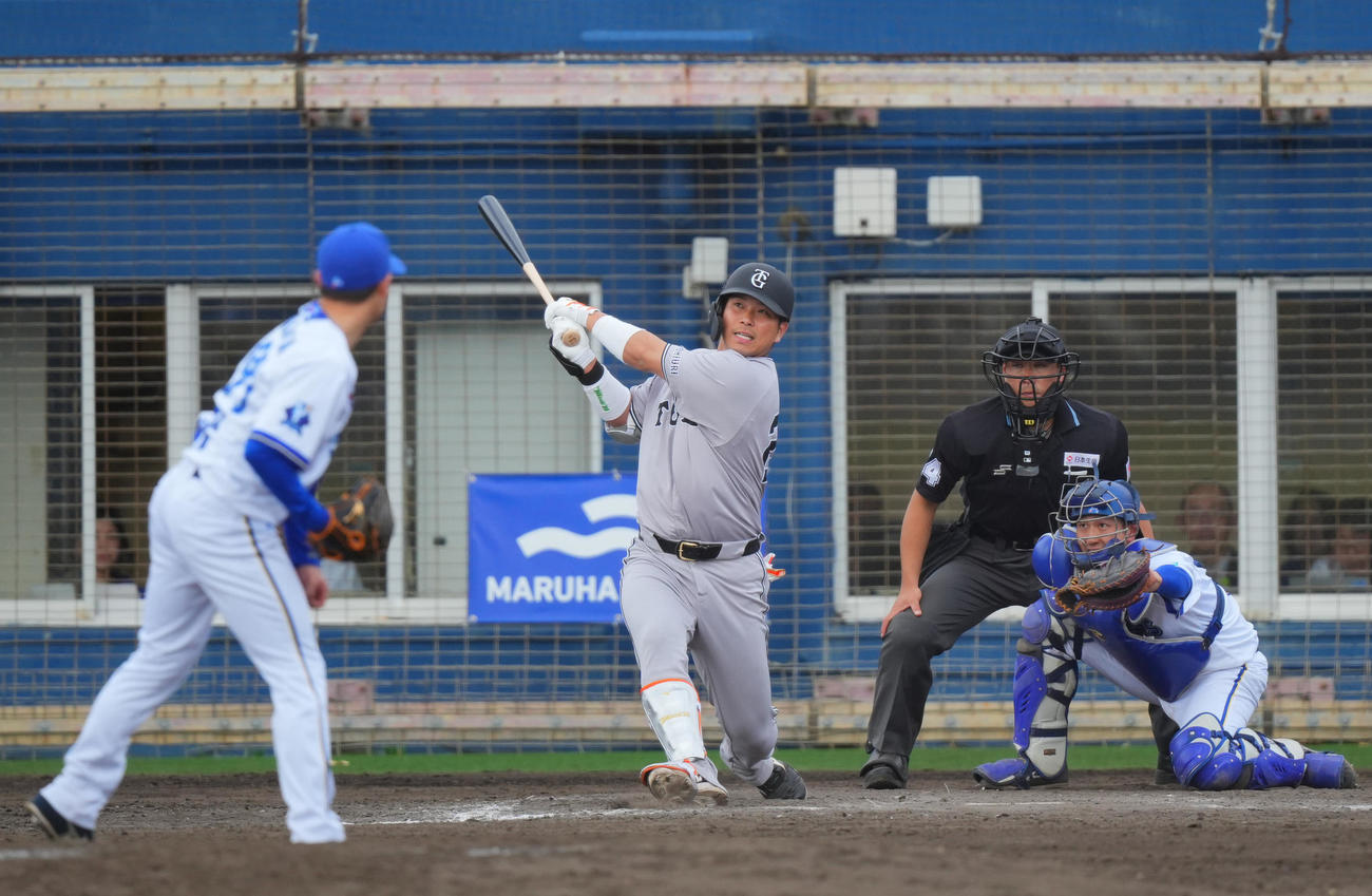 DeNA対巨人　8回表巨人2死一、二塁、右越え3点本塁打を放つ大城。投手笠谷（撮影・垰建太）