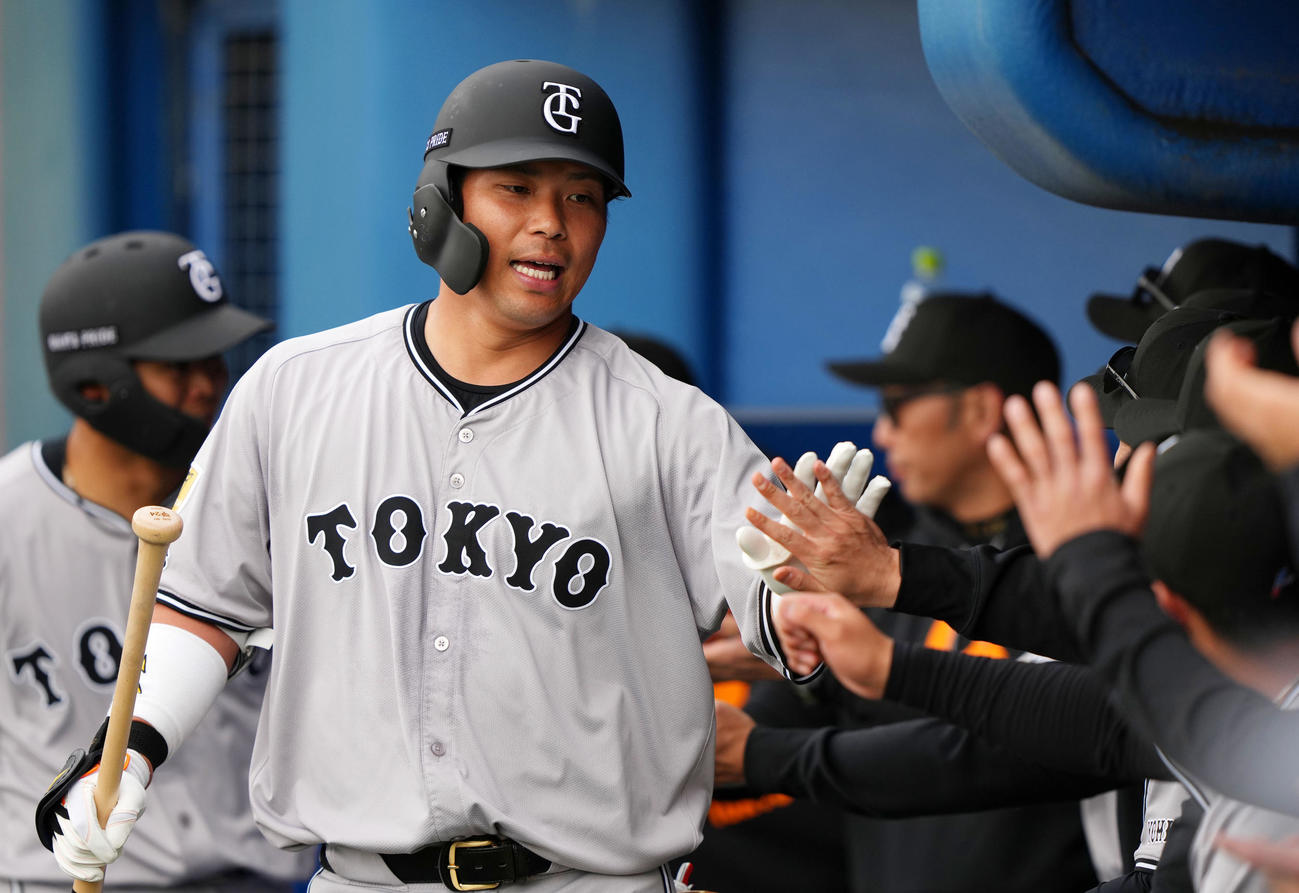 DeNA対巨人　8回表巨人2死一、二塁、右越え3点本塁打を放ちナインとタッチを交わす大城（撮影・横山健太）