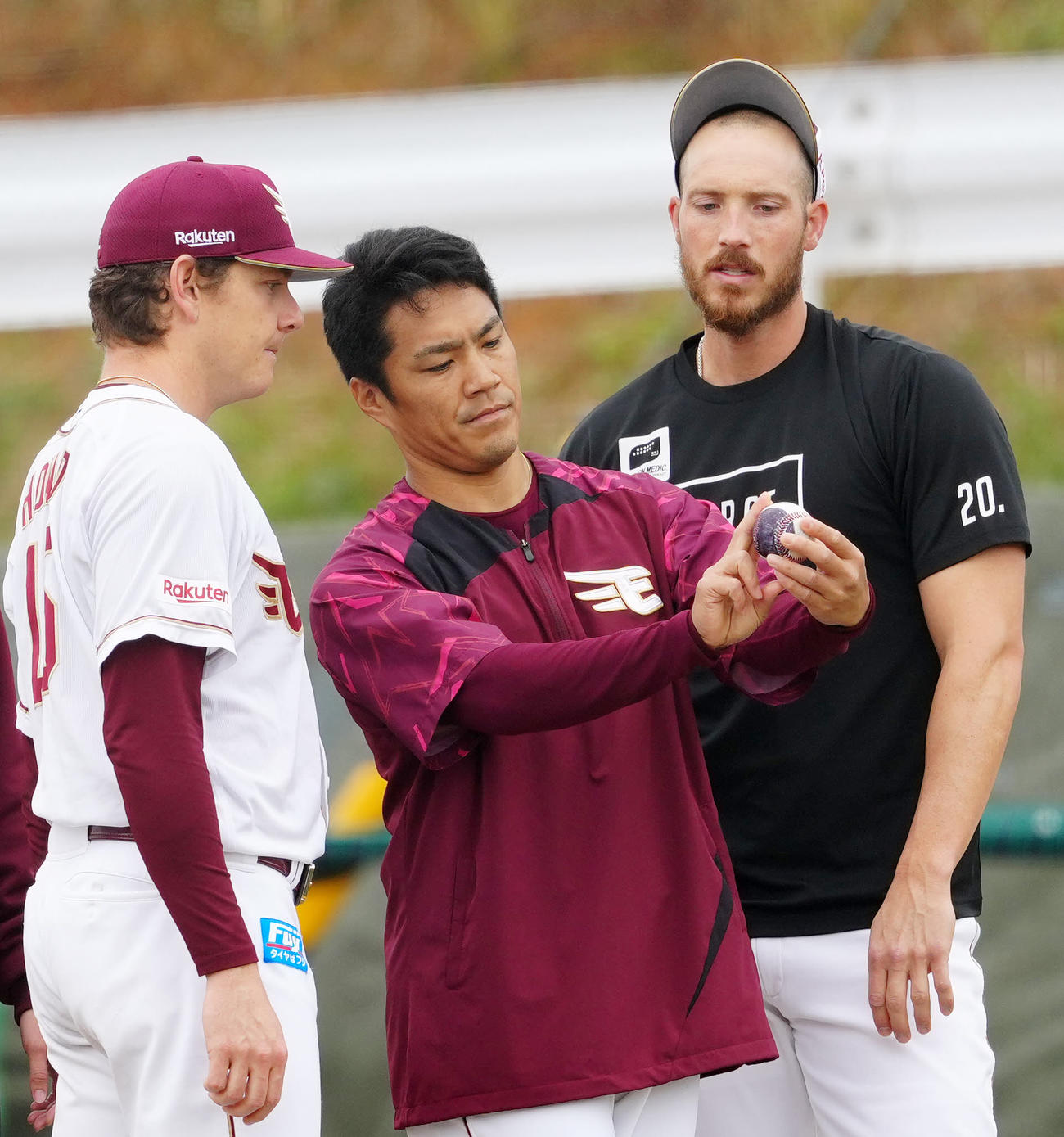 楽天対阪神　試合前練習中、楽天ハワード（左）、ターリー（右）とボールの握りについて話す則本（撮影・江口和貴）