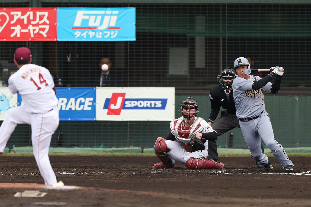 楽天対阪神　3回表阪神2死一、三塁、先制の中前適時打を放つ大山。投手則本（撮影・前田充）