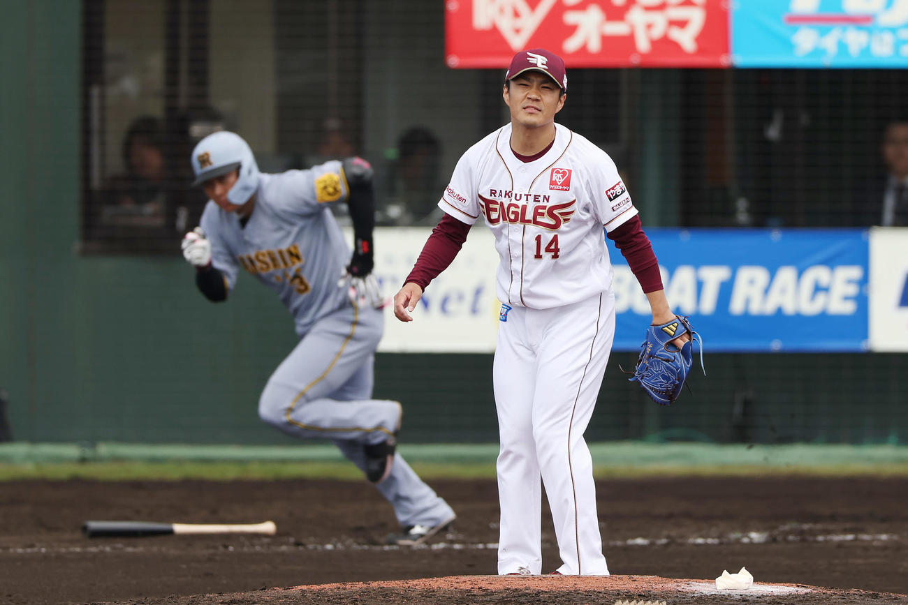 楽天対阪神　3回表阪神2死一、三塁、大山に適時打を浴びる則本（撮影・前田充）