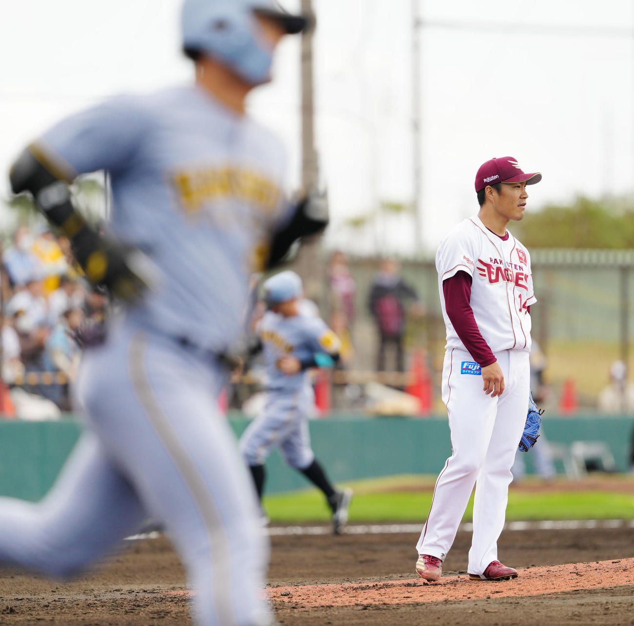 楽天対阪神　3回表阪神2死一、二塁、前川（手前）に3点本塁打を浴びる則本（撮影・江口和貴）