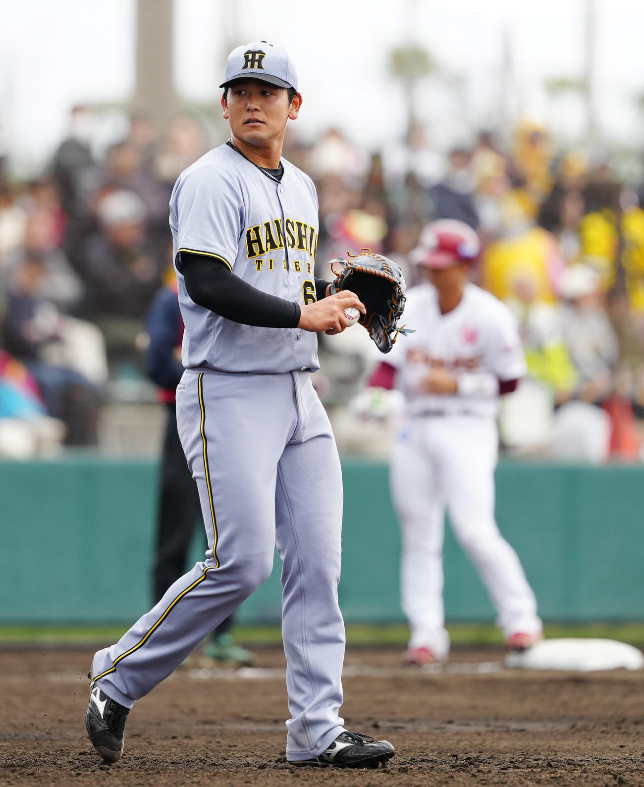 楽天対阪神　6回裏楽天2死二塁、宗山（後方）に適時三塁打を浴びた岡留（撮影・江口和貴）