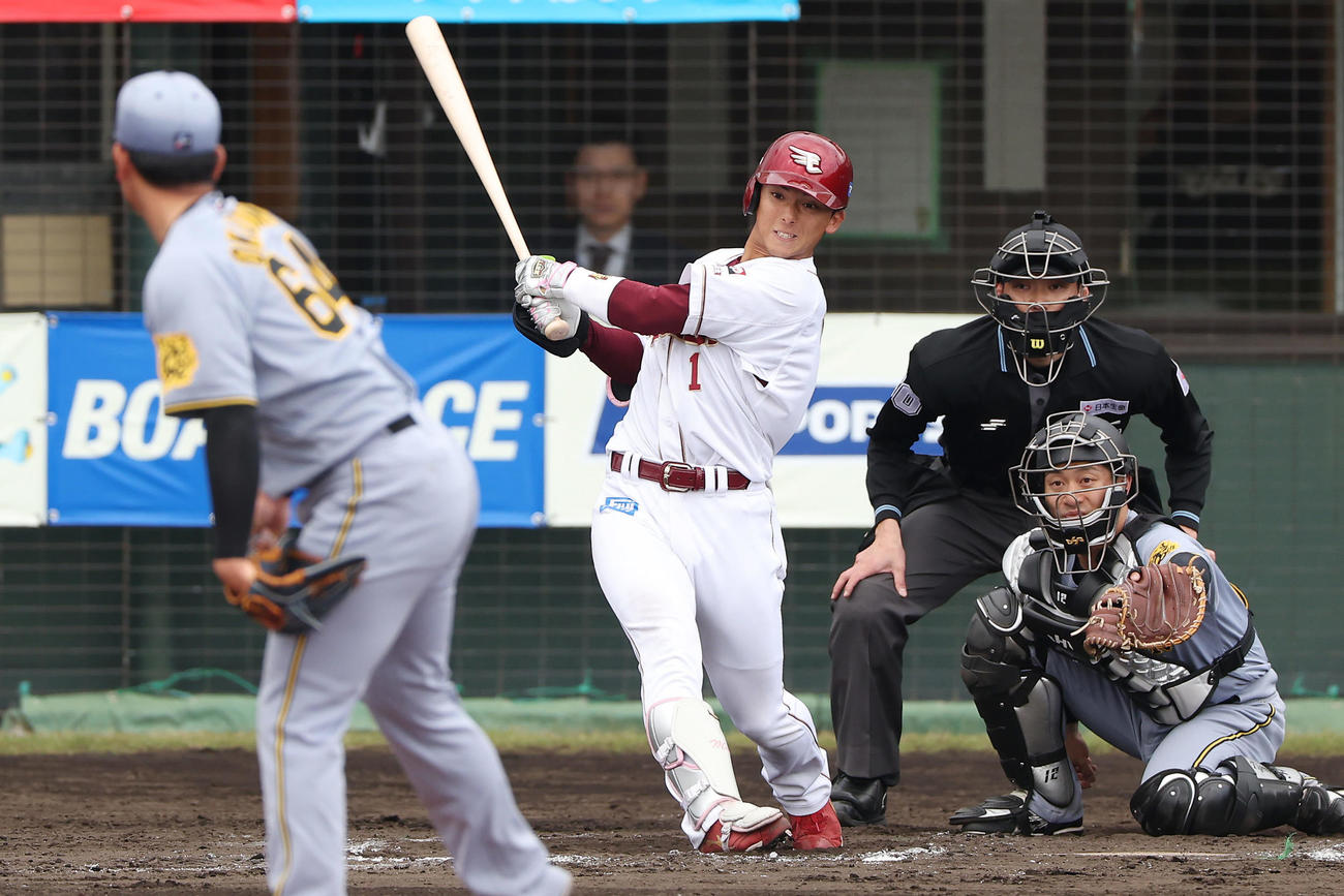 楽天対阪神　6回裏楽天2死二塁、右中間へ適時三塁打を放つ宗山。投手岡留（撮影・前田充）