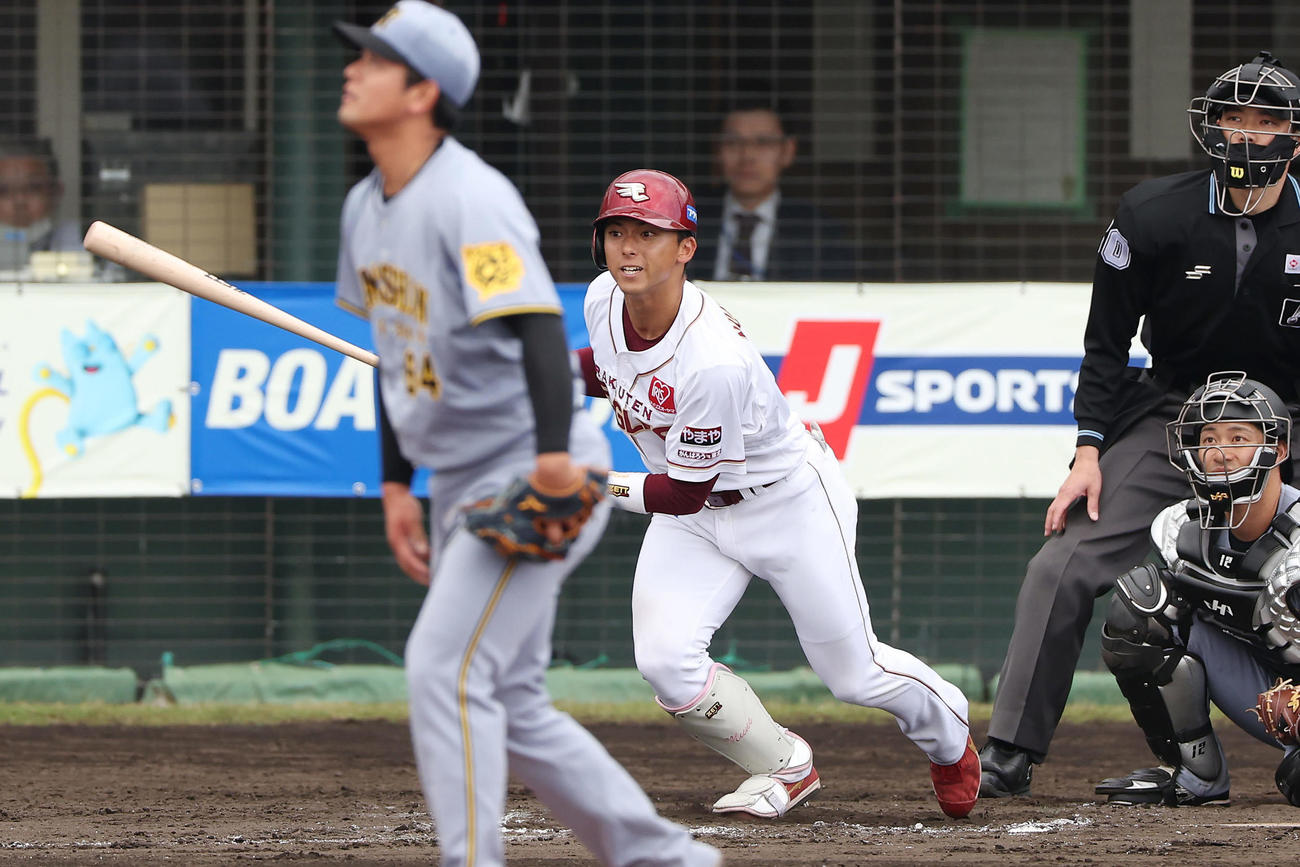 楽天対阪神　6回裏楽天2死二塁、右中間へ適時三塁打を放つ宗山。投手岡留（撮影・前田充）