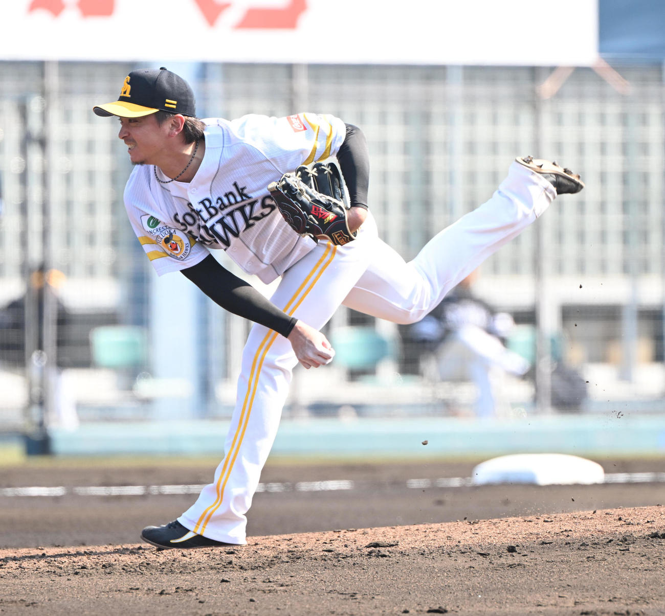 ソフトバンク対オリックス　3回、ソフトバンク2番手で登板する東浜（撮影・和賀正仁）