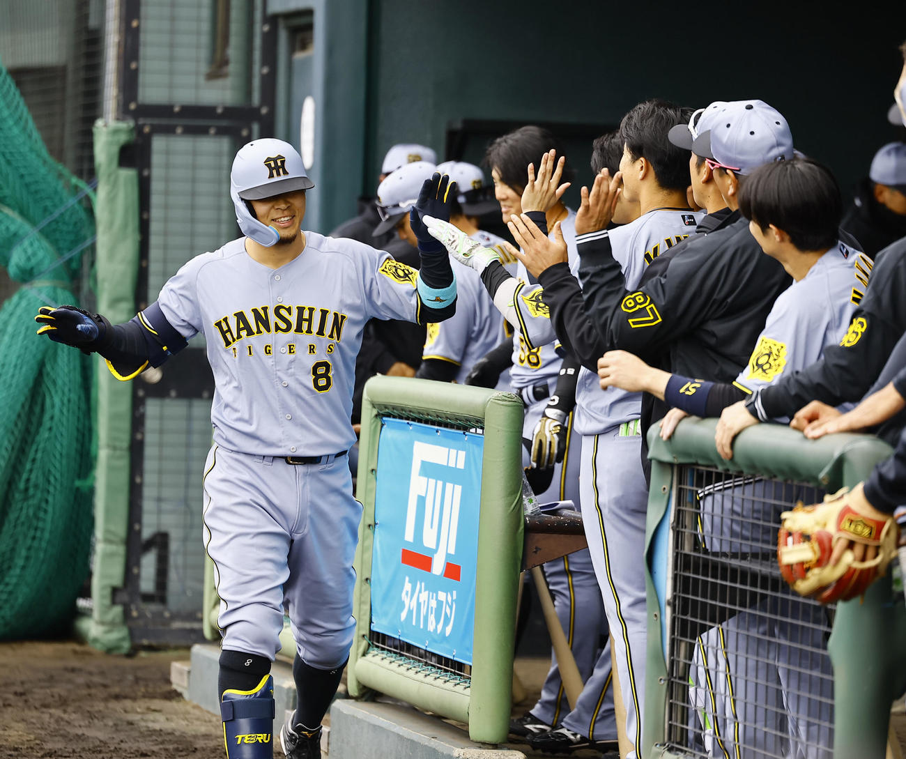 楽天対阪神　5回表阪神無死、右中間に本塁打を放ちナインとタッチを交わす佐藤輝（撮影・藤尾明華）