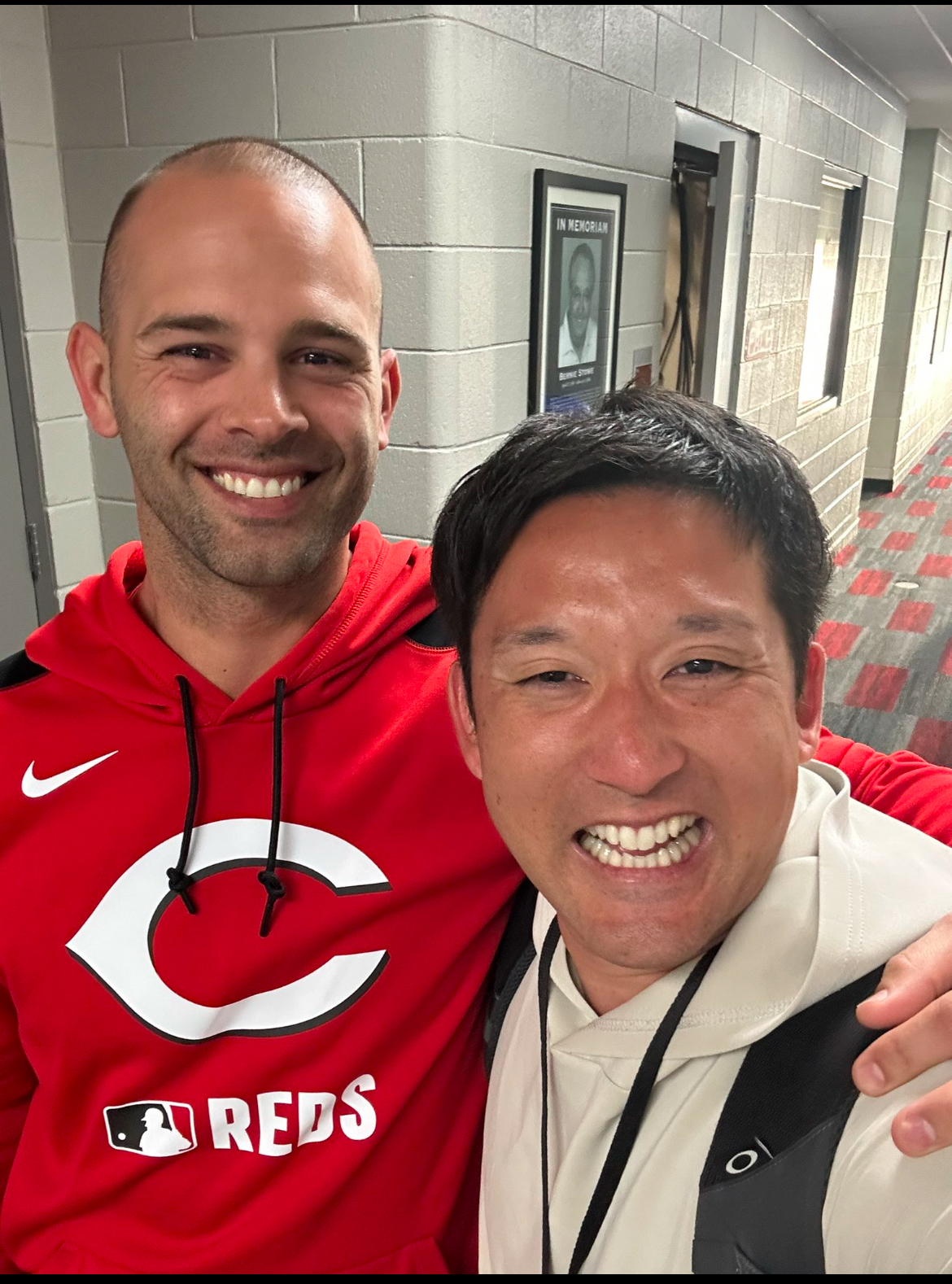 かつて日本ハム、ソフトバンクでプレーしたレッズのニック・マルティネス投手とのツーショット写真をアップした元日本ハムの杉谷拳士氏